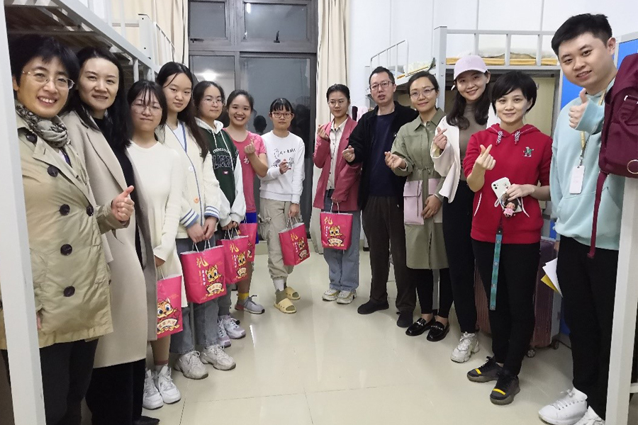 心系学生 走访暖心--人文社会科学学院党委在春节前夕慰问树礼书院留校学生