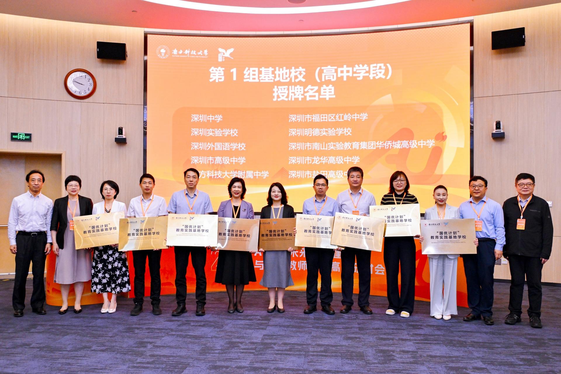 301777511319142012.jpg 签约1.JPG